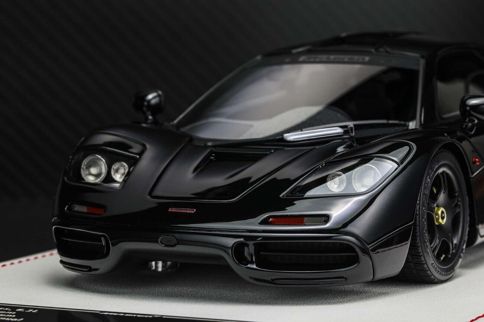 McLaren F1 (Gloss Black) [Davis & Giovanni] 1:18 scale