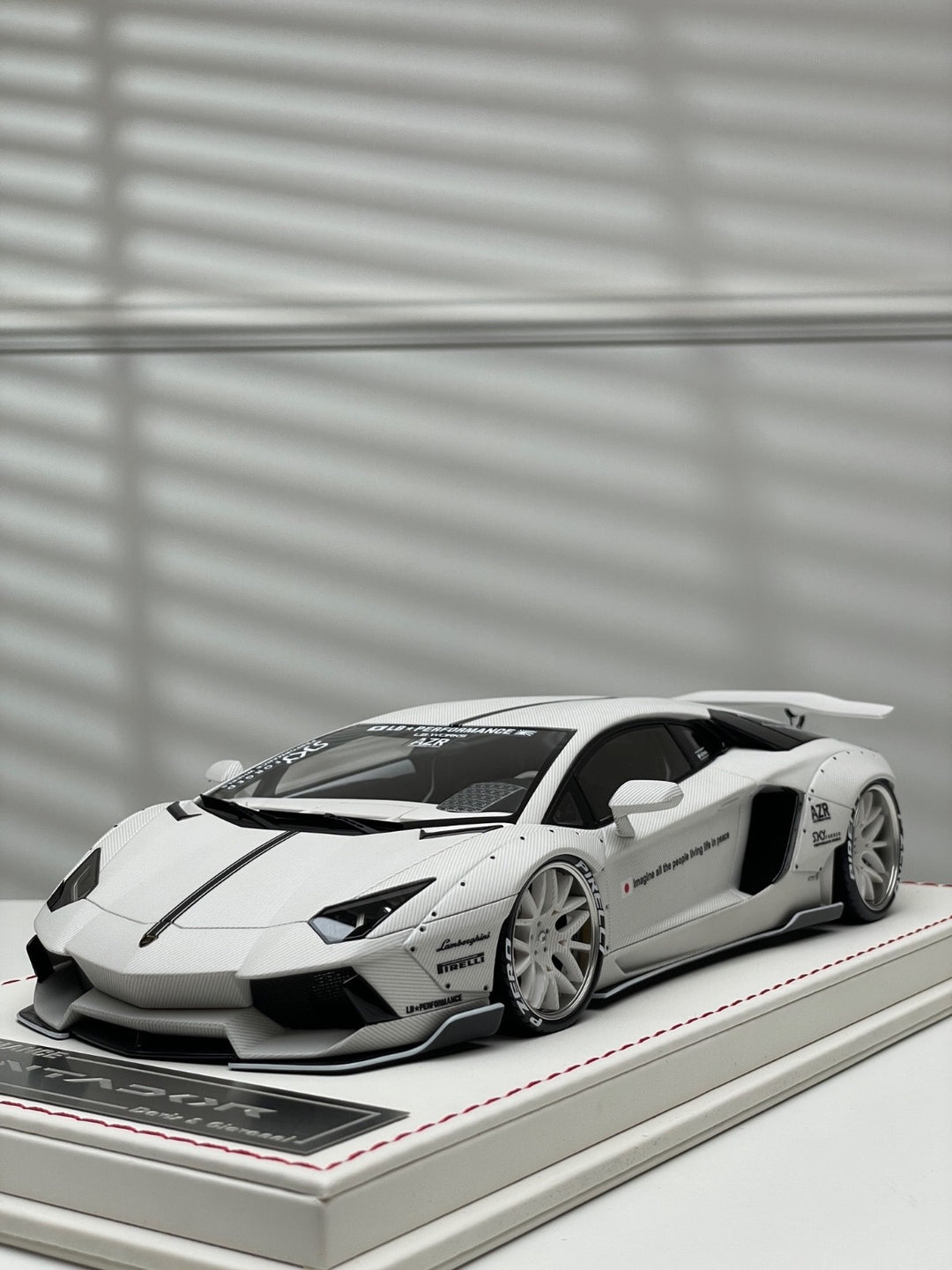 Lamborghini Aventador LBWK (White Carbon Fiber) [Davis & Giovanni] 1:18 scale