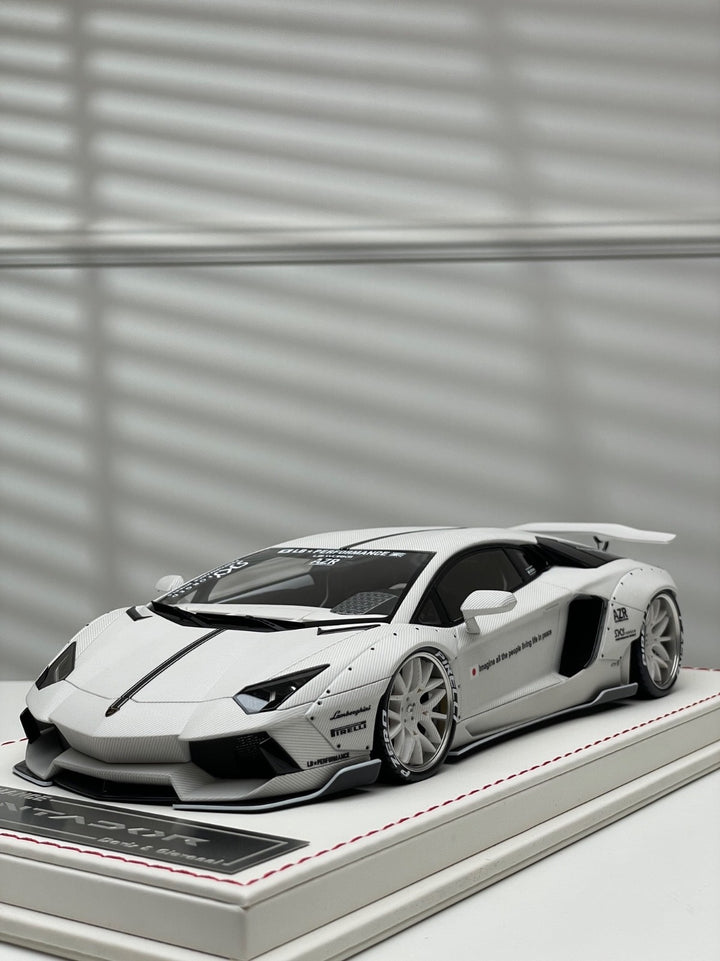 Lamborghini Aventador LBWK (White Carbon Fiber) [Davis & Giovanni] 1:18 scale