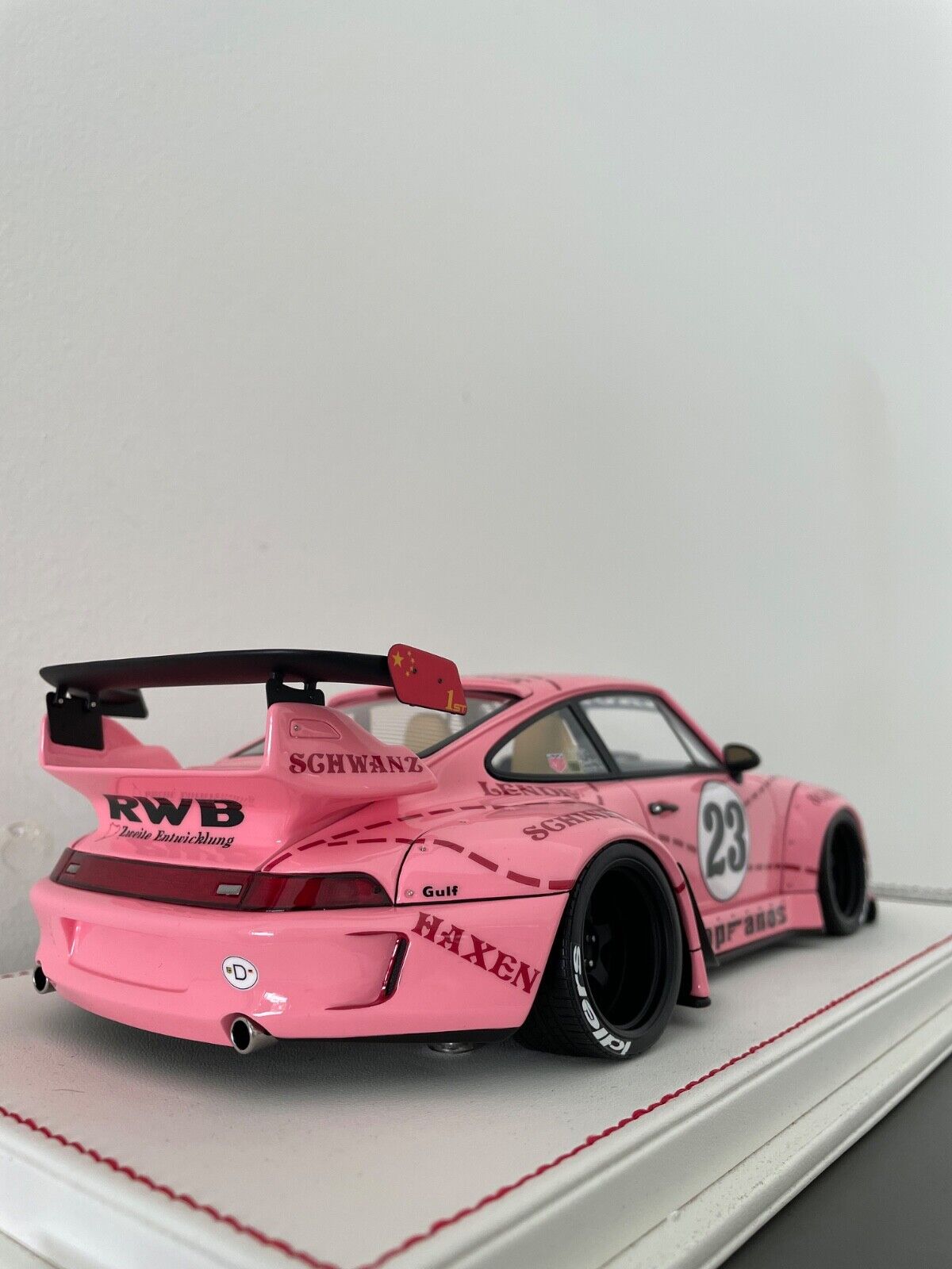 Porsche 911 993 RWB (Pink Pig) [Davis & Giovanni] 1/18 scale