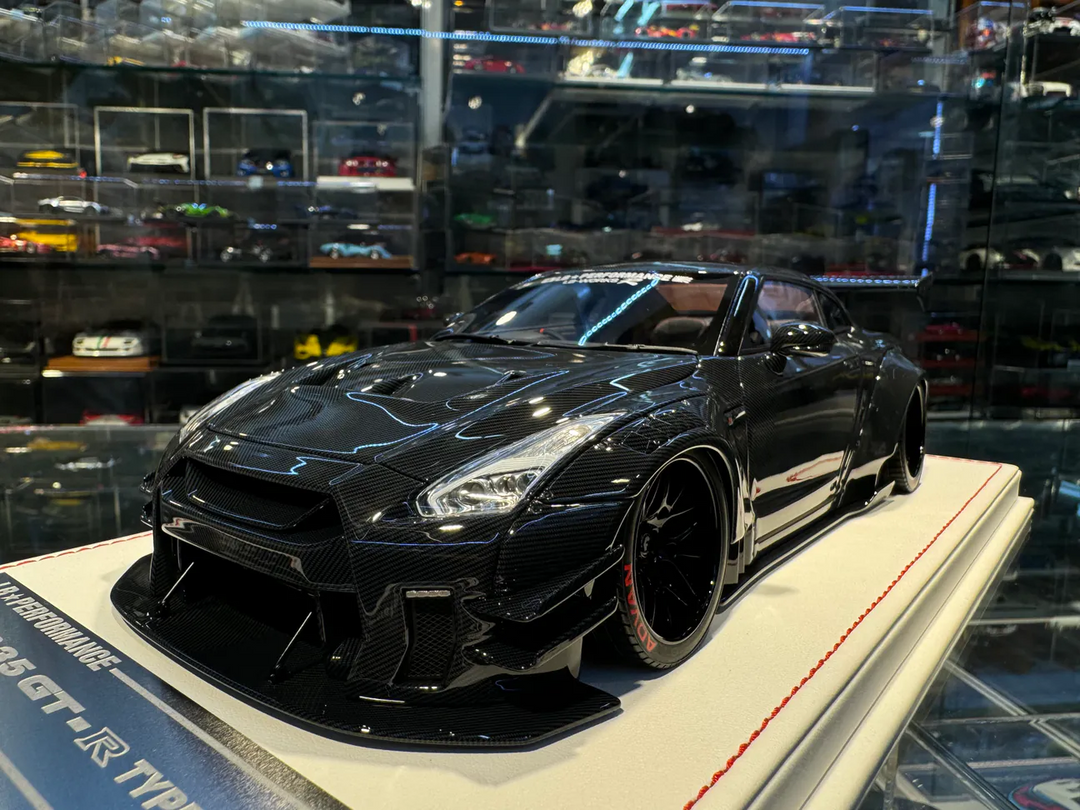 Nissan GTR R-35 Type 2 LBWK (Gloss Carbon Fibre) [Davis & Giovanni] 1/18 scale