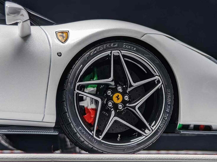 Ferrari F8 Tributo NOVITEC (Pearl White/stripe) [Davis & Giovanni] 1/18 scale