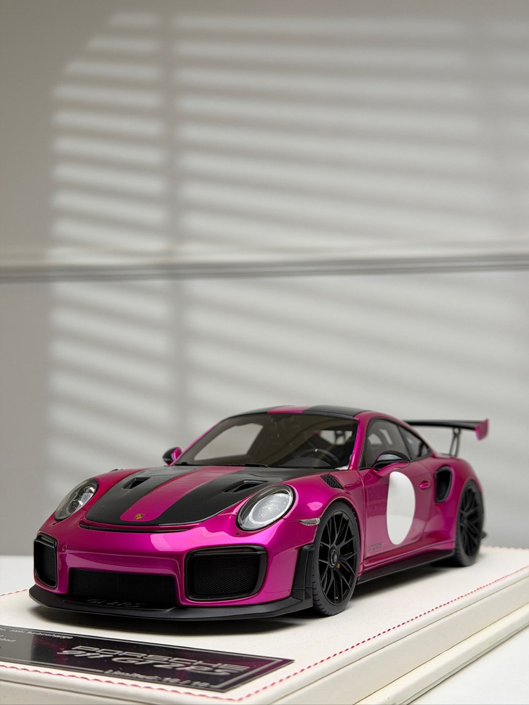 Porsche 911 GT2 RS (Flash Pink) [Davis & Giovanni] 1/18 scale