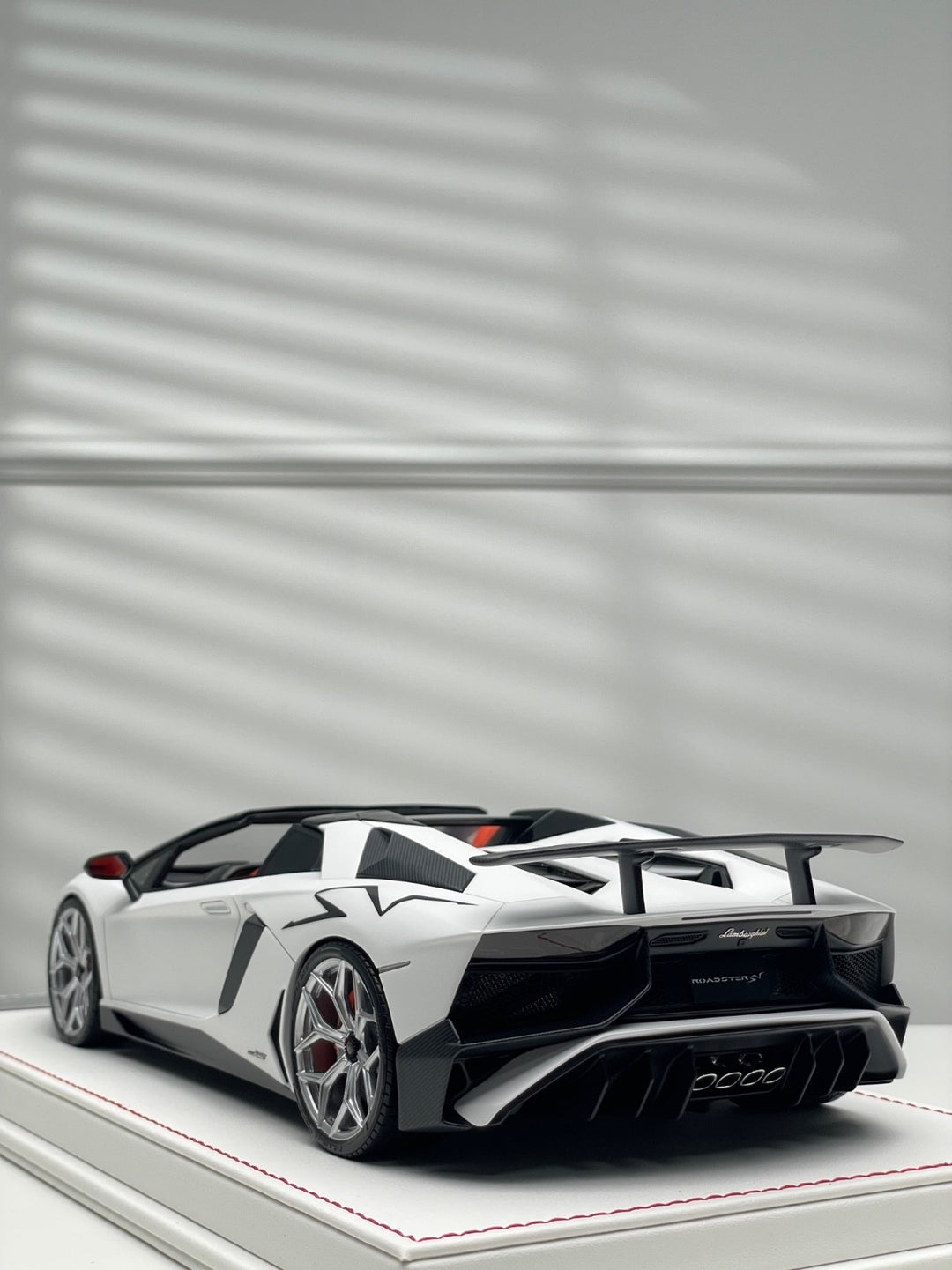 Lamborghini Aventador SV Roadster (White) [Davis & Giovanni] 1/18 scale