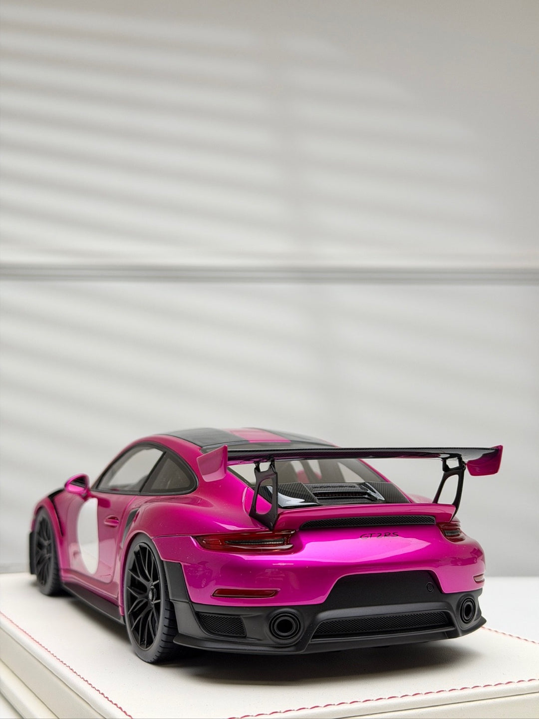 Porsche 911 GT2 RS (Flash Pink) [Davis & Giovanni] 1/18 scale