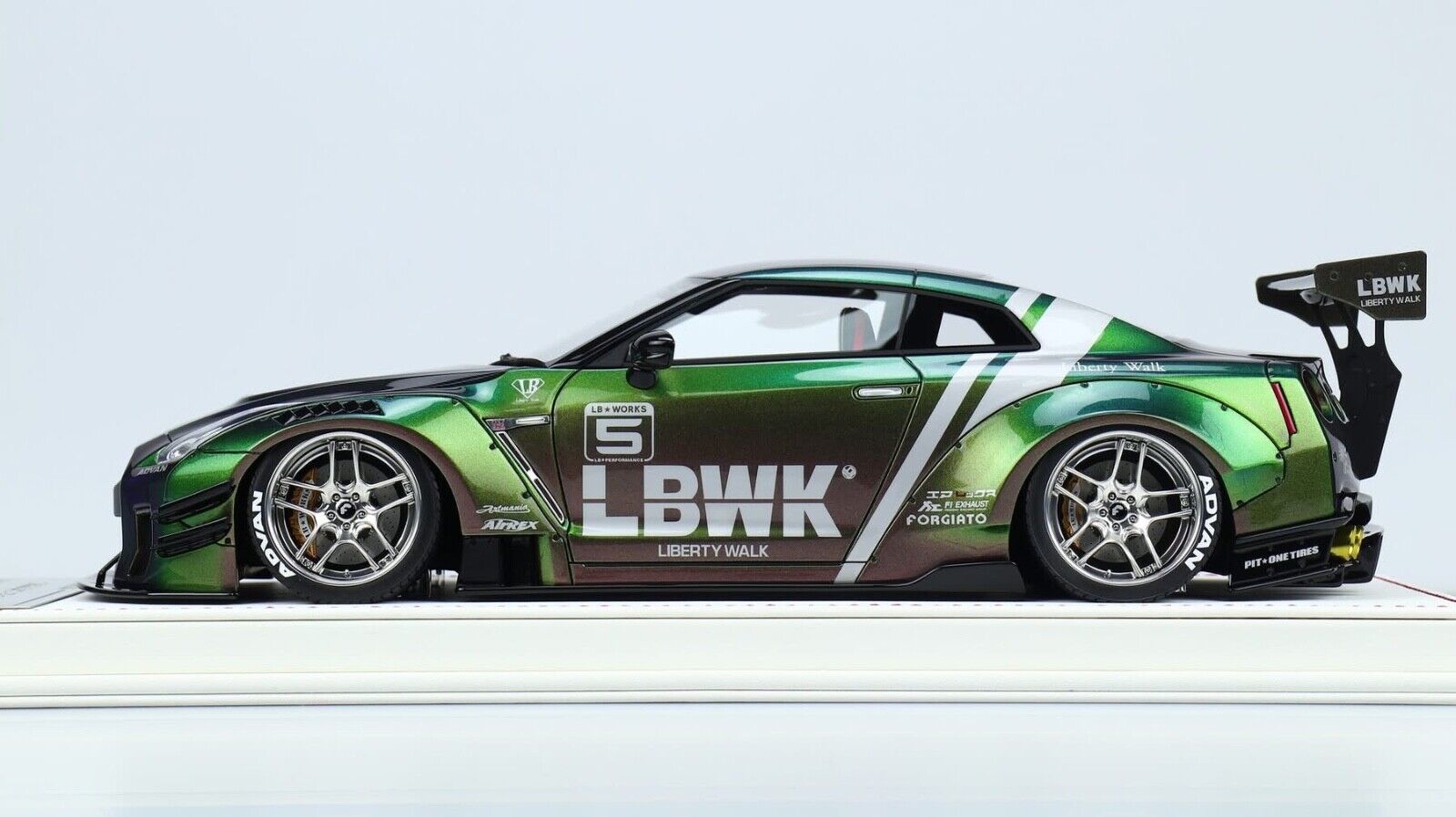 Nissan R35 GTR Type 2 LBWK (Chameleon Green) [Davis & Giovanni] 1/18 s