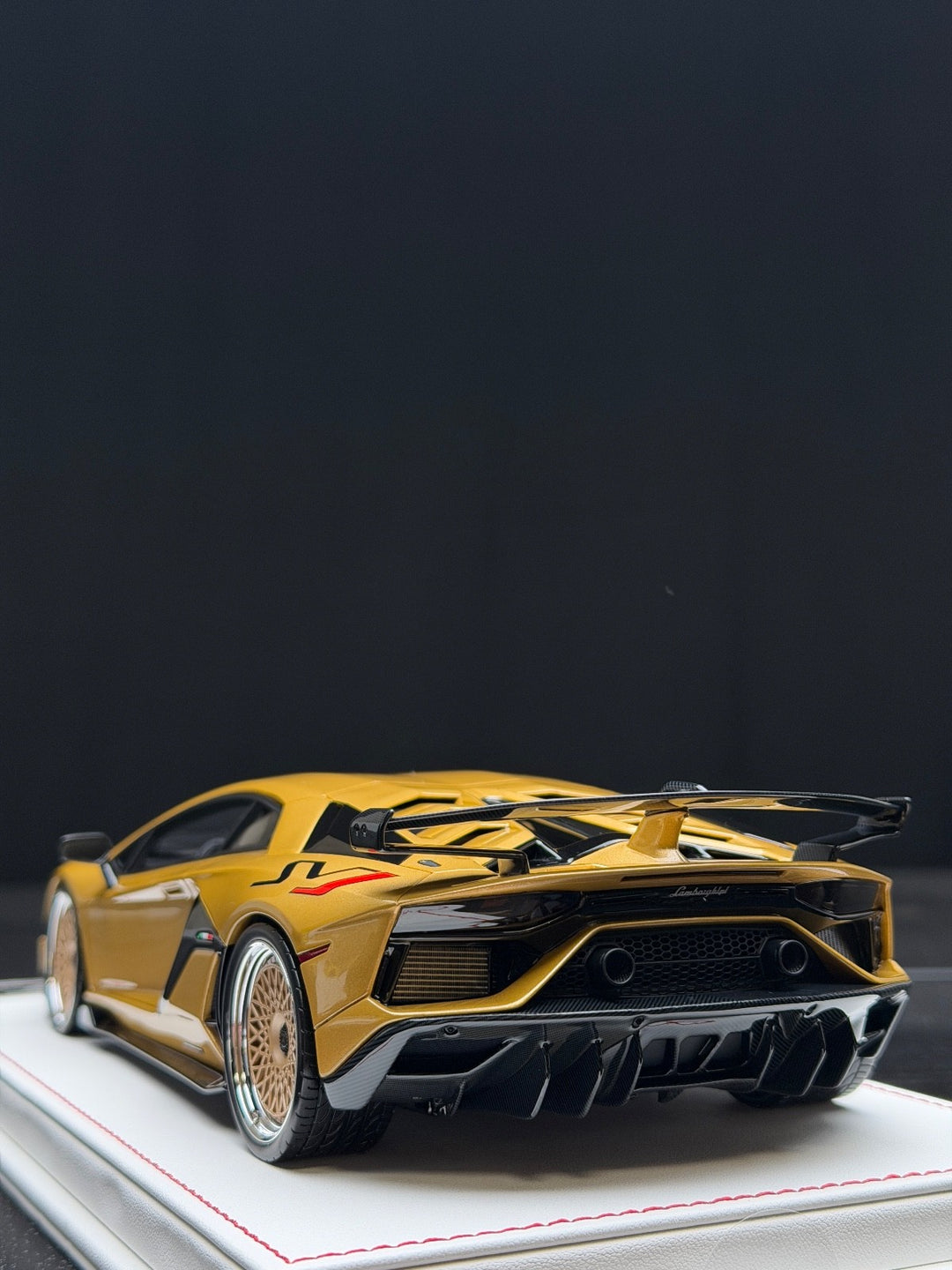 Lamborghini Aventador SVJ (Gold) [Davis & Giovanni] 1:18 scale