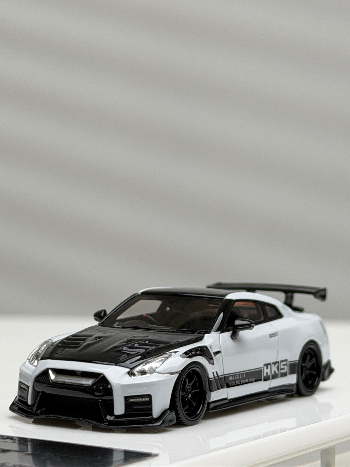 Nissan R35 GT-R HKS (White) [Davis & Giovanni] 1:64 scale