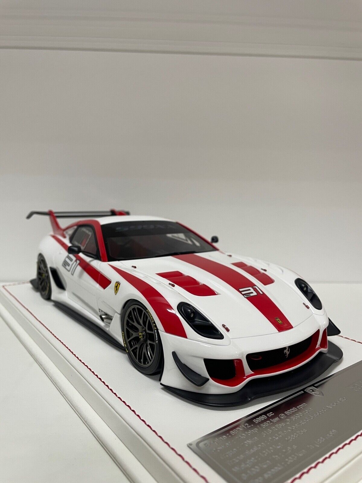 Ferrari 599XX EVO (White/ Red Racing Decals) [Davis & Giovanni] 1/18 s