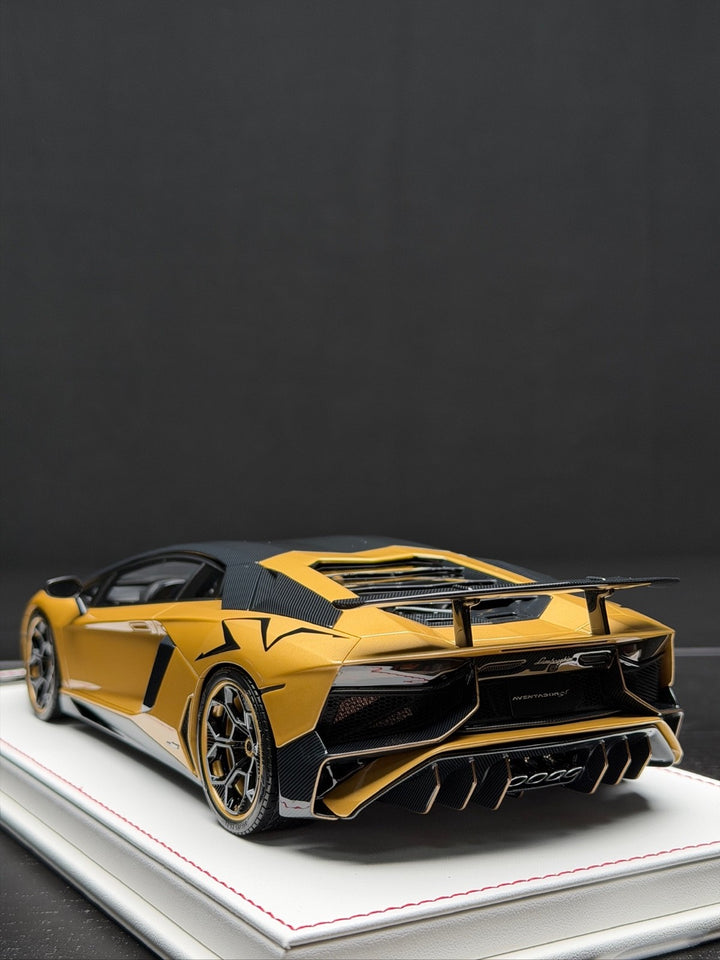 Lamborghini Aventador LP750-4 SV (Gold) [Davis & Giovanni] 1:18 scale