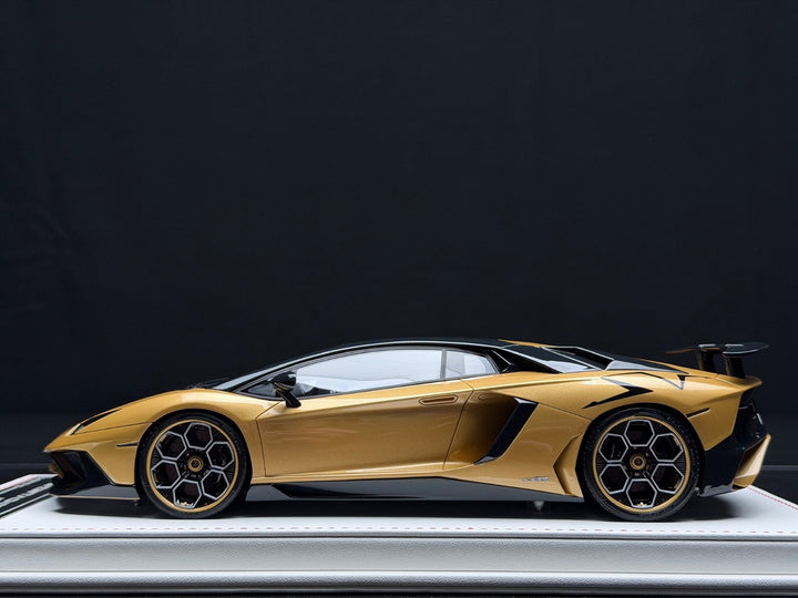 Lamborghini Aventador LP750-4 SV (Gold) [Davis & Giovanni] 1:18 scale