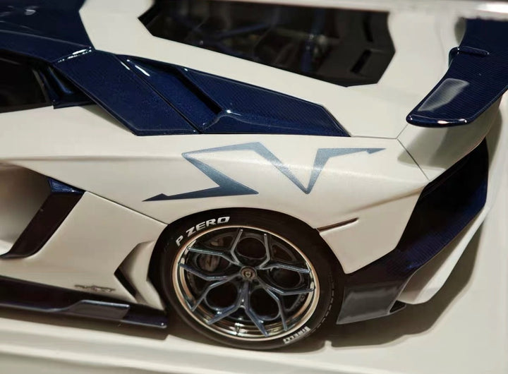 Lamborghini Aventador SV (Matte Pearl White/ Blue) [Davis & Giovanni] 1/18 scale