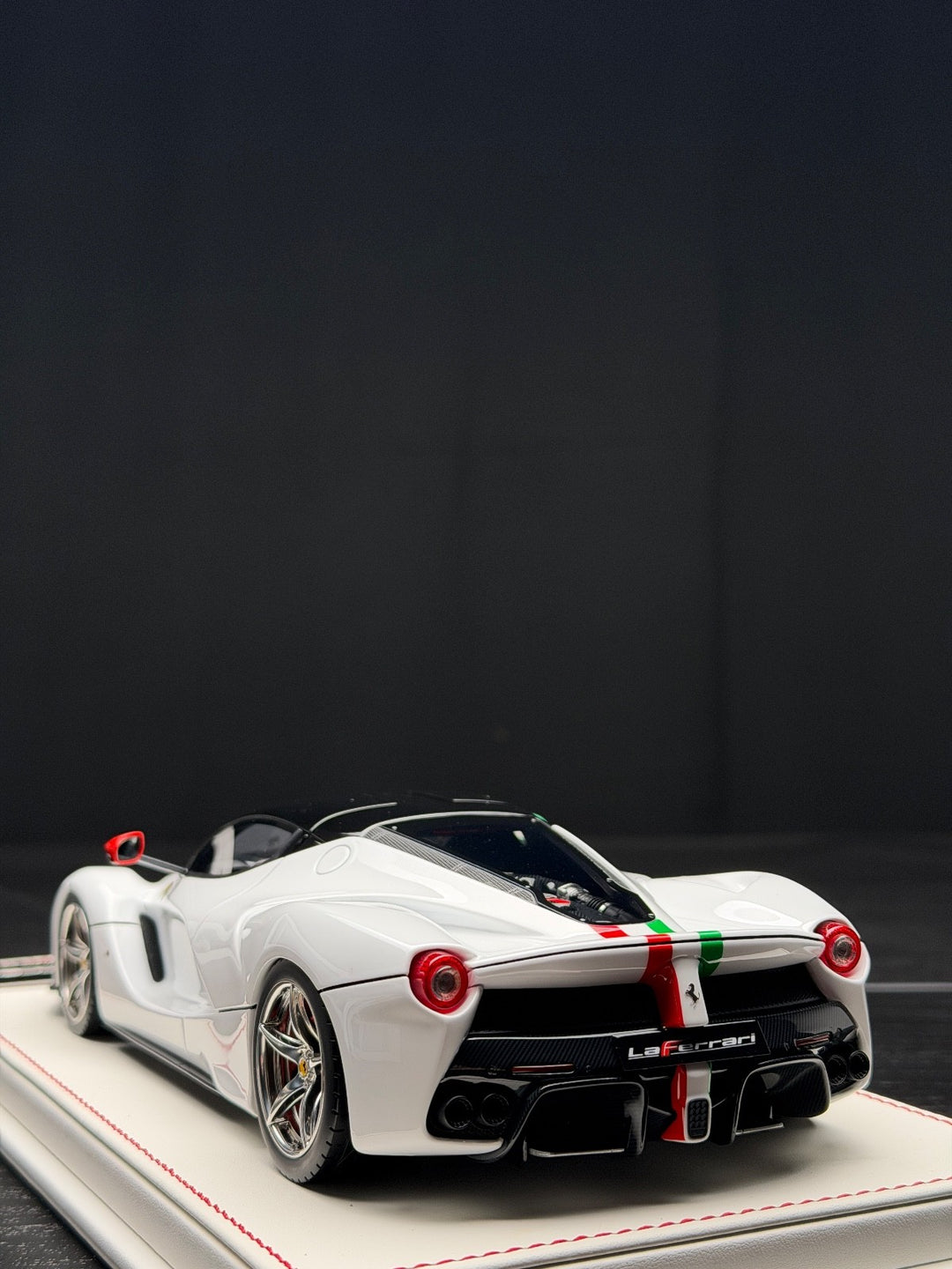 Ferrari LaFerrari (White/ Italy Stripe) [Davis & Giovanni] 1:18 scale