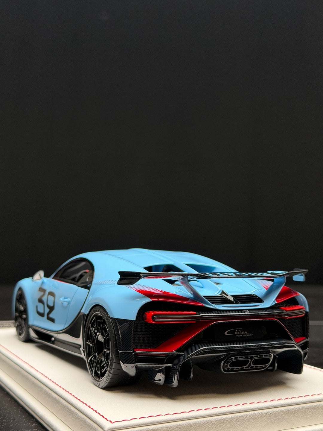 Bugatti Chiron Pur Sport (Baby Blue no.32) [Davis & Giovanni] 1:18 scale