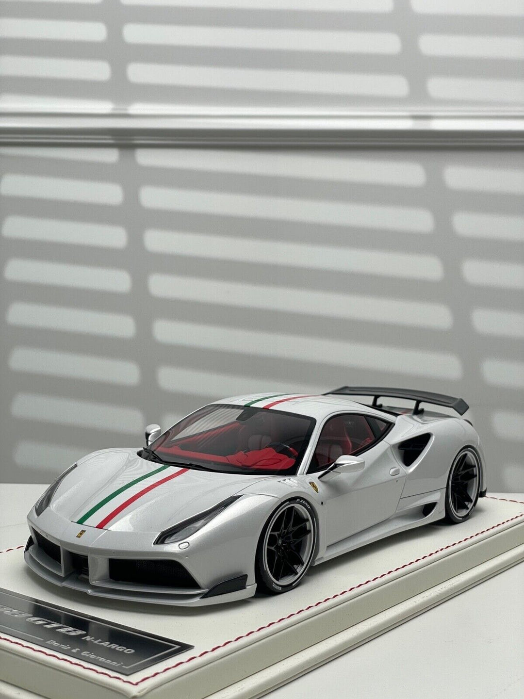 Ferrari 488 GTB N-LARGO NOVITEC (White/Italy Flag) [Davis & Giovanni] 1/18 scale