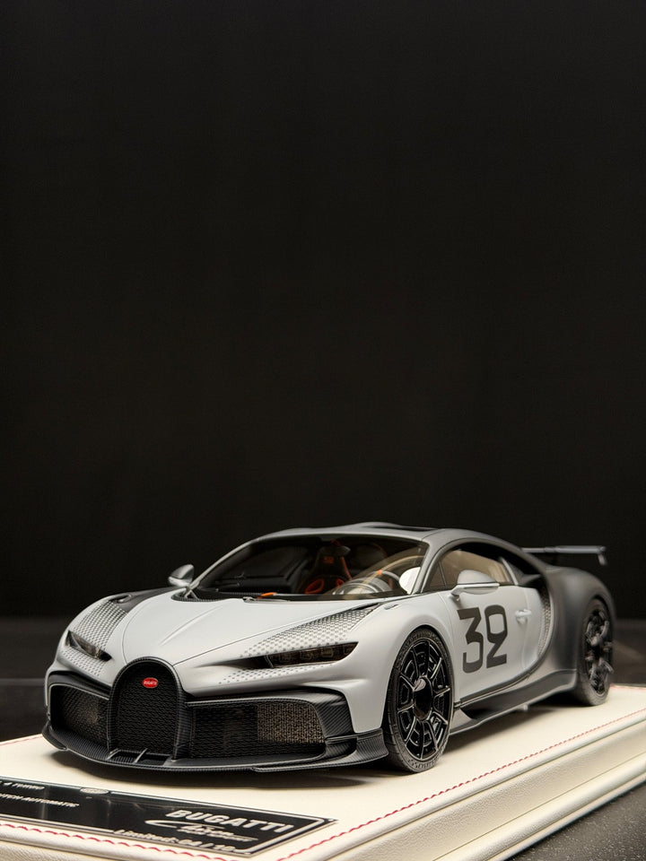 Bugatti Chiron Pur Sport (Gray/ Black no.32) [Davis & Giovanni] 1:18 scale