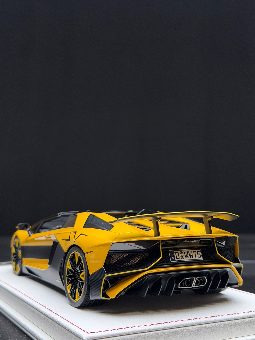 Lamborghini Aventador SV Roadster (Yellow/ Black) [Davis & Giovanni] 1:18 scale