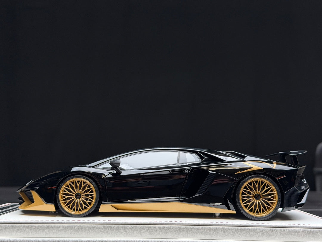 Lamborghini Aventador LP750-4 SV (Black/ Gold) [Davis & Giovanni] 1:18 scale