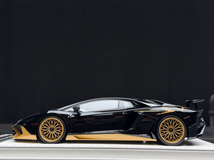 Lamborghini Aventador LP750-4 SV (Black/ Gold) [Davis & Giovanni] 1:18 scale