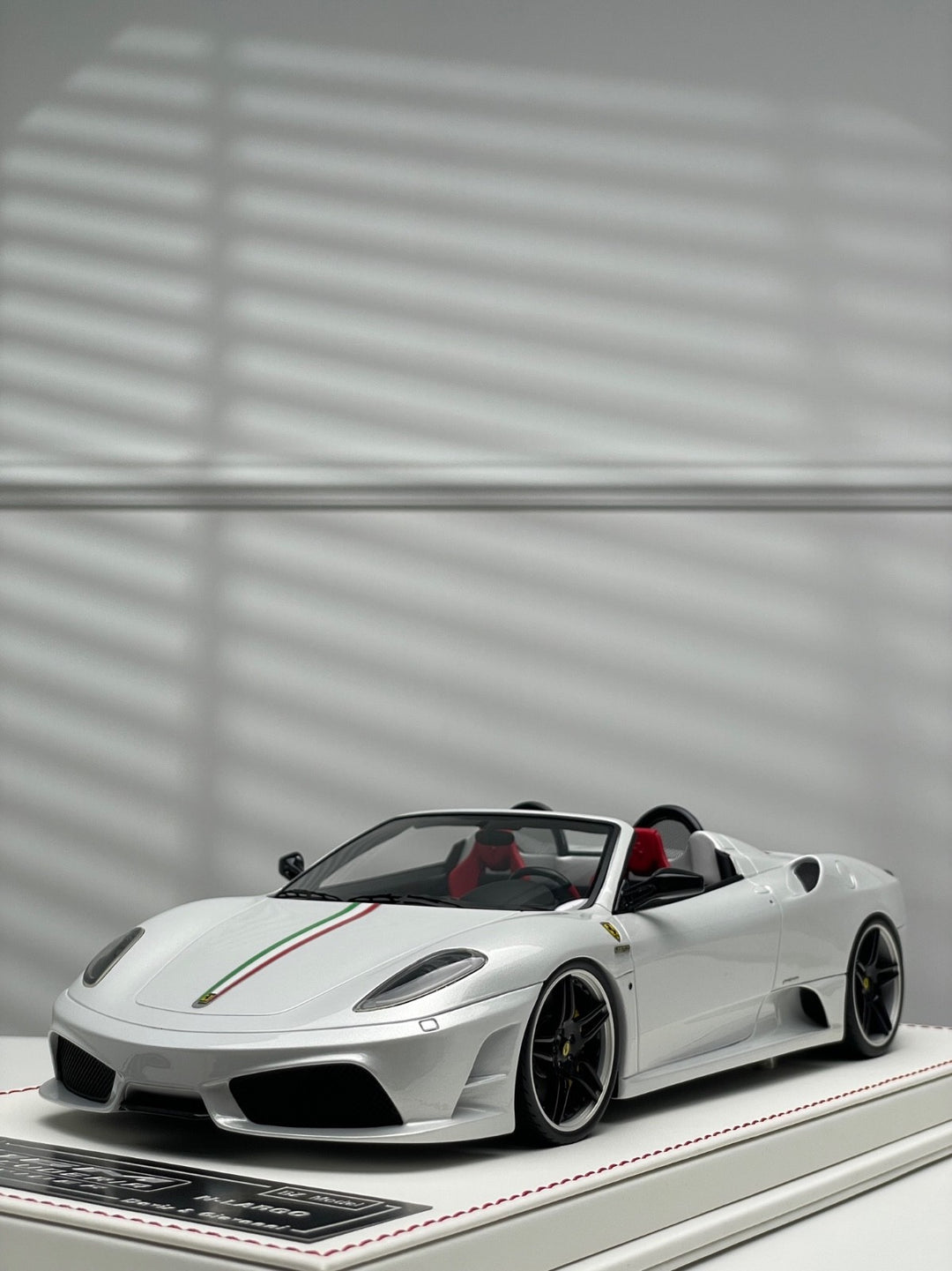 Ferrari 16M Scuderia Spider NOVITEC (Pearl White) [Davis & Giovanni] 1/18 scale