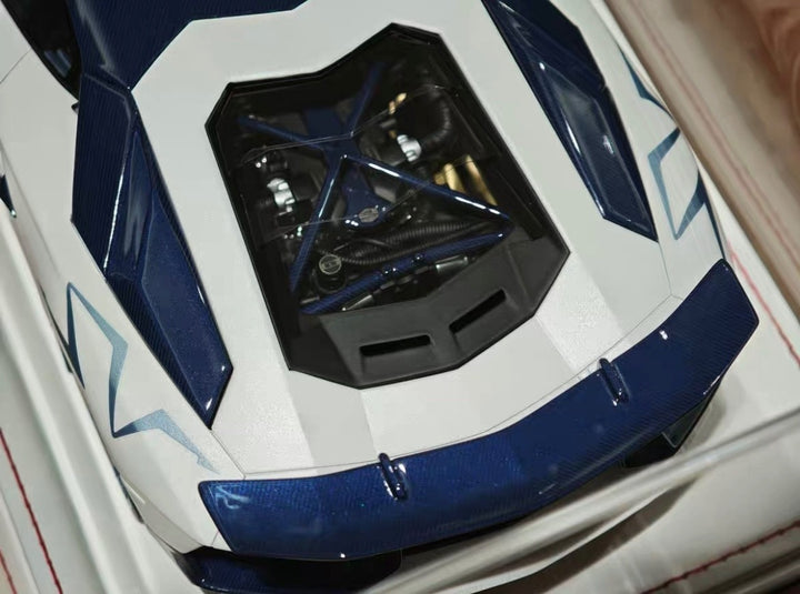 Lamborghini Aventador SV (Matte Pearl White/ Blue) [Davis & Giovanni] 1/18 scale